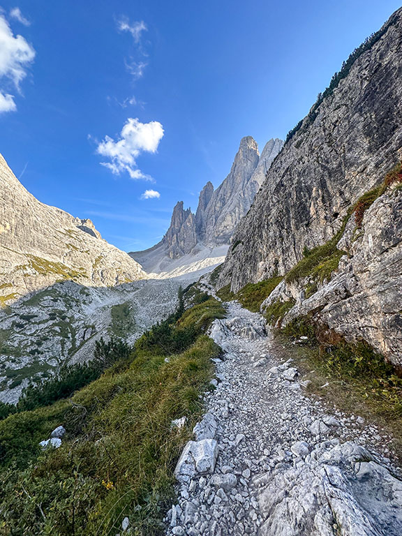 trail route itinerary hike rifugio carducci from Moos dolomites italy mountains