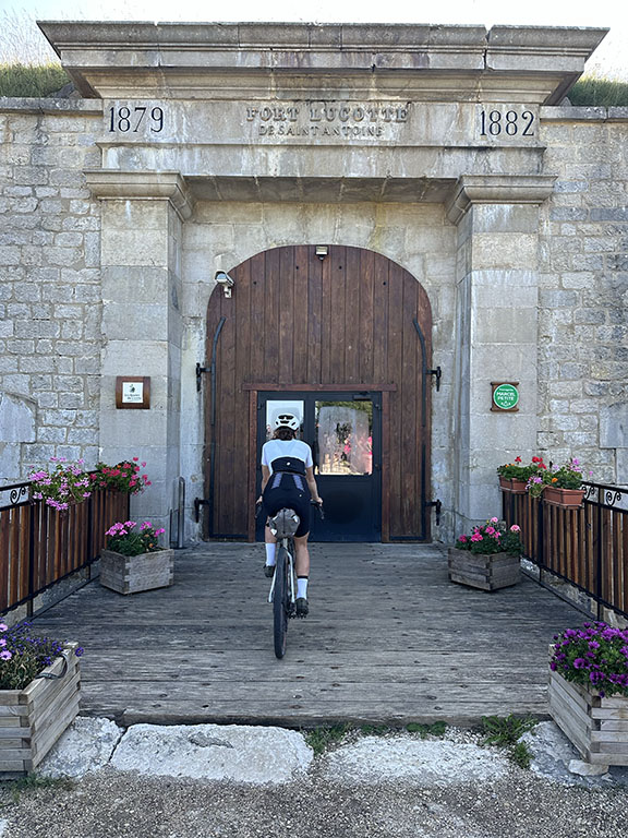 Fort de Saint Antoine Comté cave d'affinage doubs gravel itinéraire